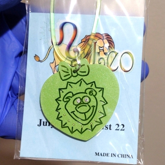 Leo (Lion) July 23–August 22 Green Zodiac Pendant Rubber Cord Necklace - Picture 3 of 5